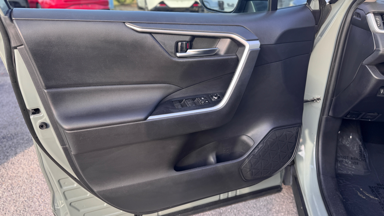 Toyota RAV4 XLE FWD (Natl) 2019