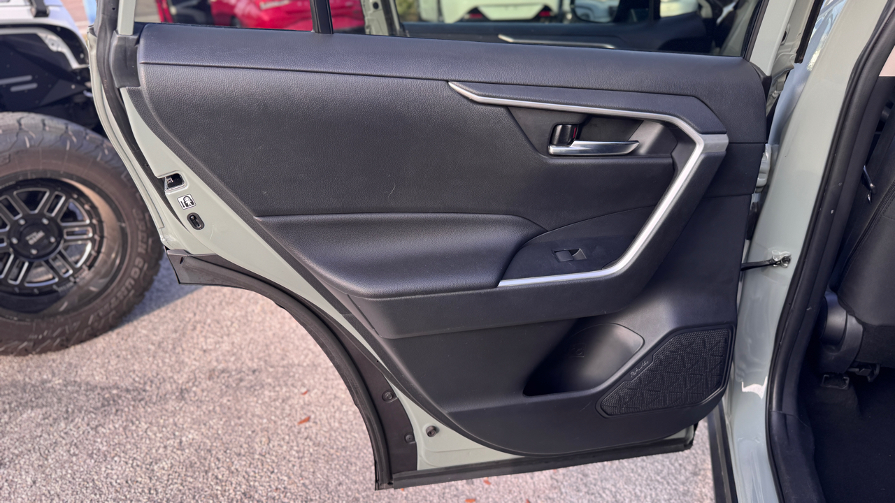 Toyota RAV4 XLE FWD (Natl) 2019