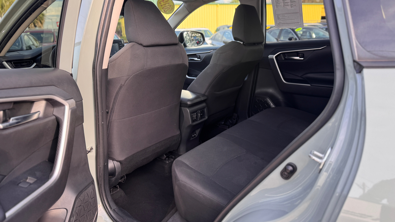 Toyota RAV4 XLE FWD (Natl) 2019