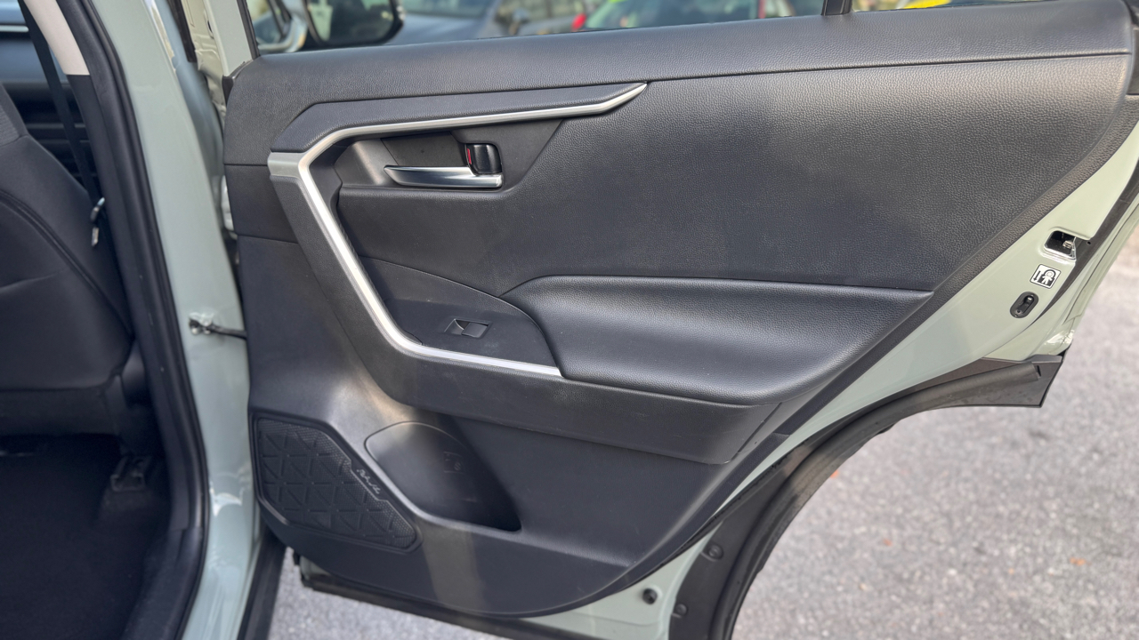 Toyota RAV4 XLE FWD (Natl) 2019