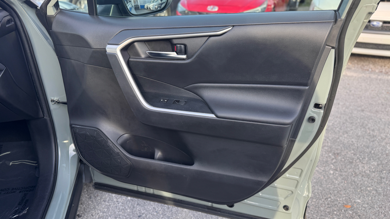 Toyota RAV4 XLE FWD (Natl) 2019