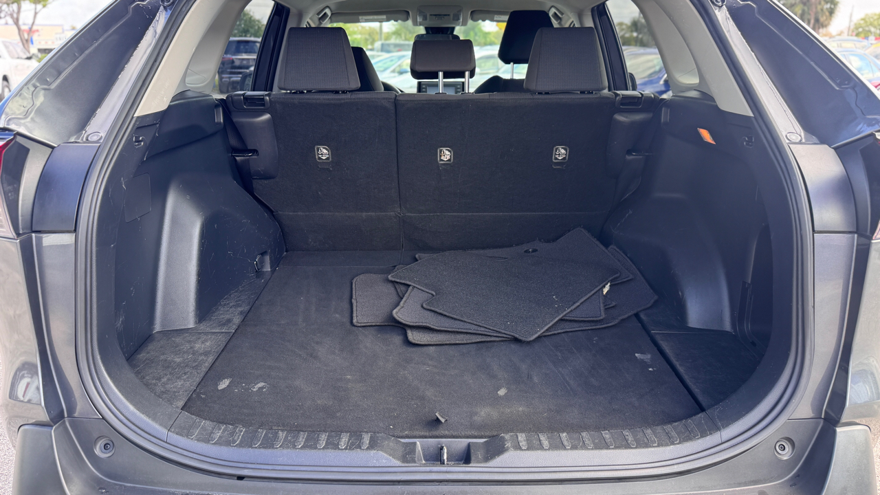 Toyota RAV4 LE FWD (Natl) 2019