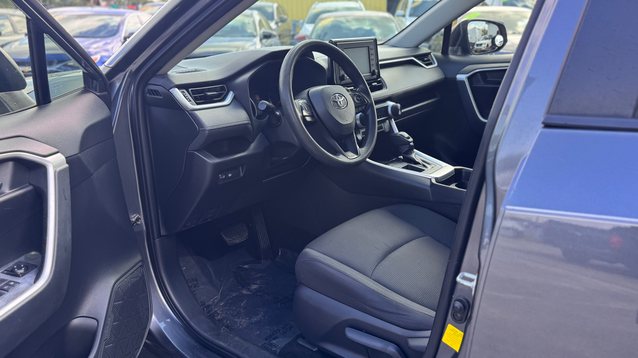 Toyota RAV4 LE FWD (Natl) 2019