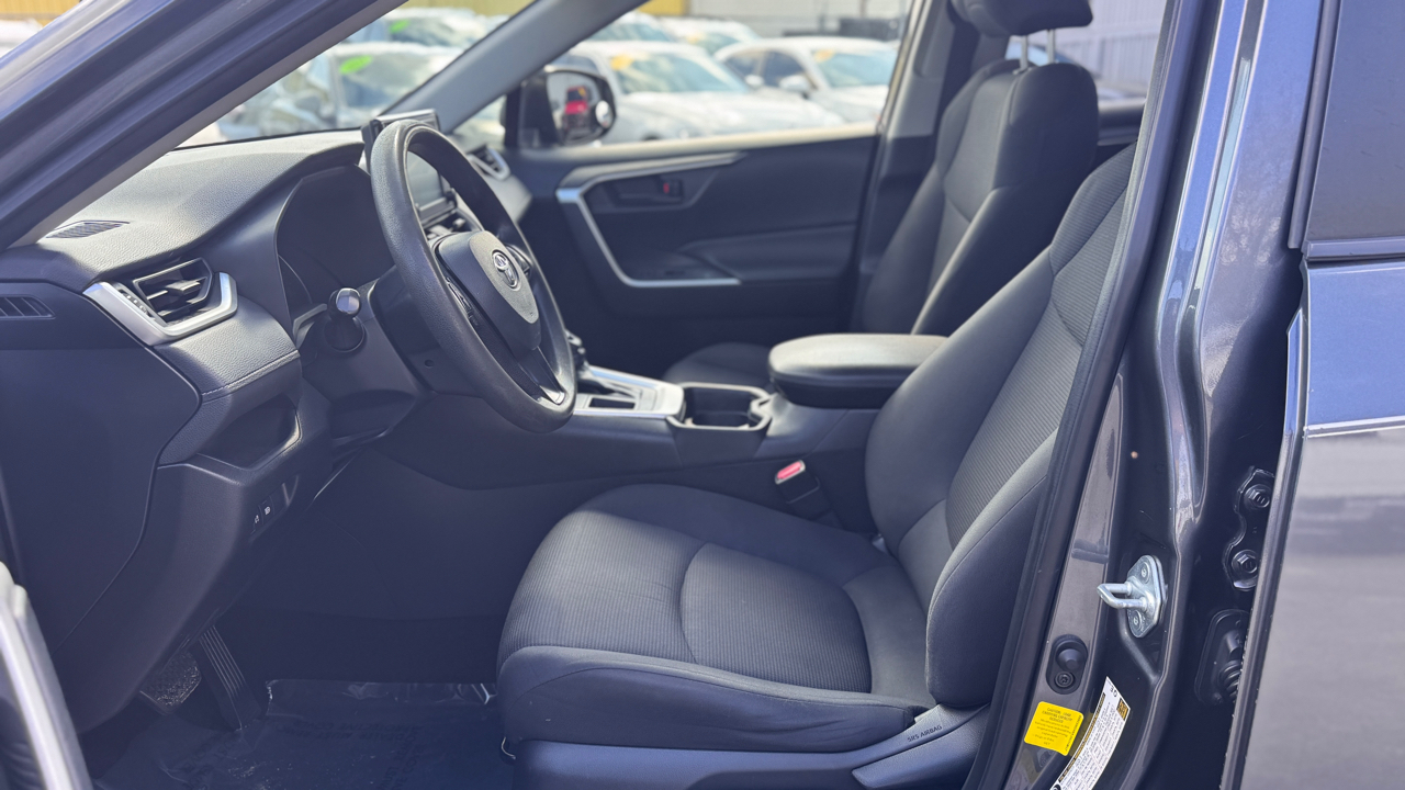 Toyota RAV4 LE FWD (Natl) 2019