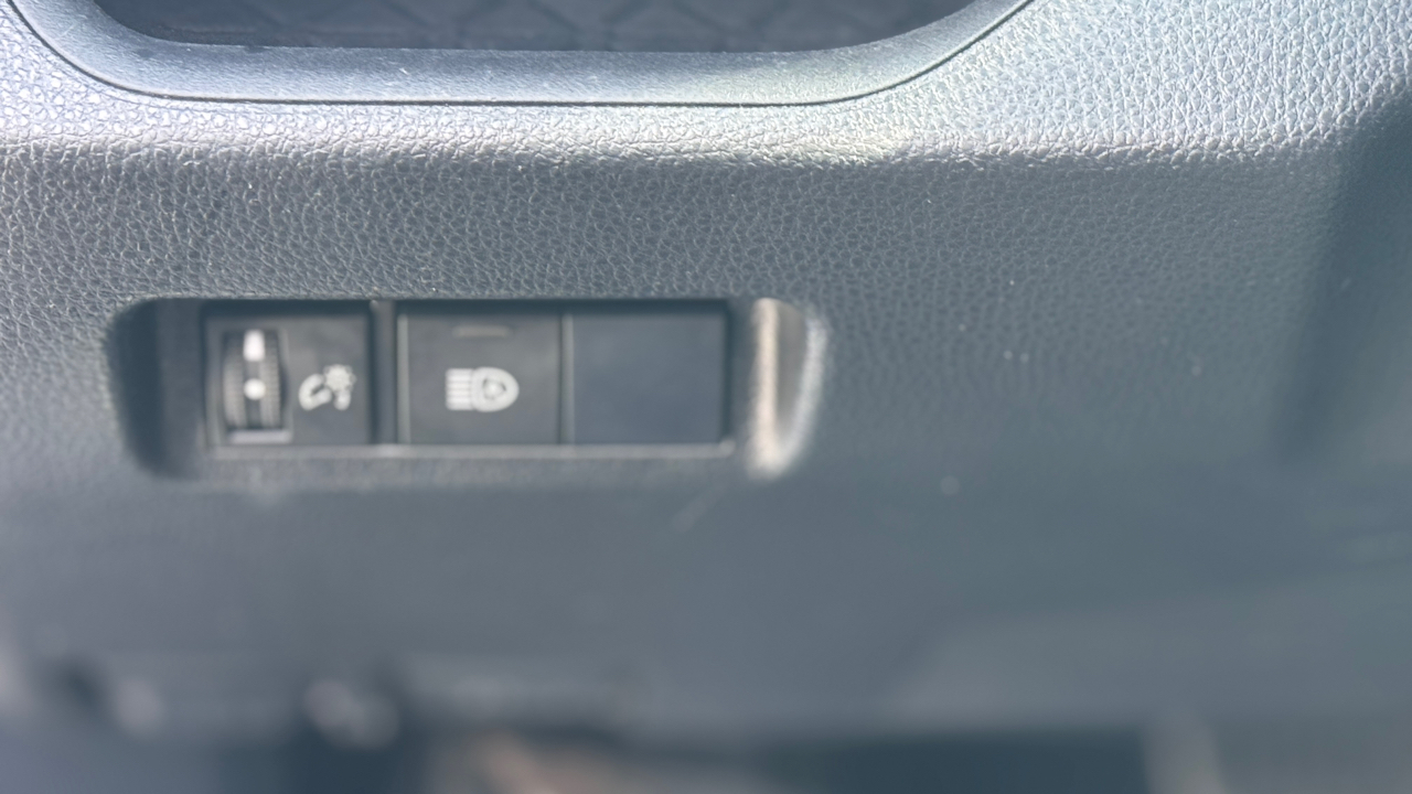 Toyota RAV4 LE FWD (Natl) 2019