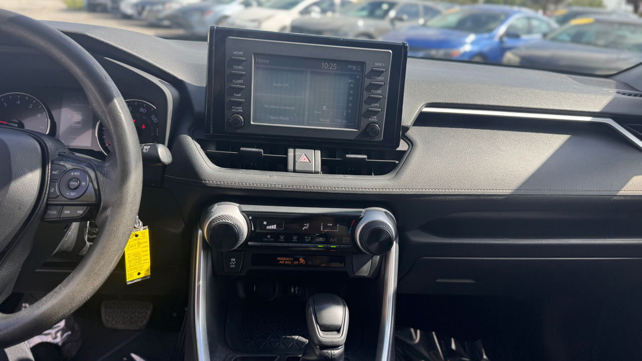 Toyota RAV4 LE FWD (Natl) 2019