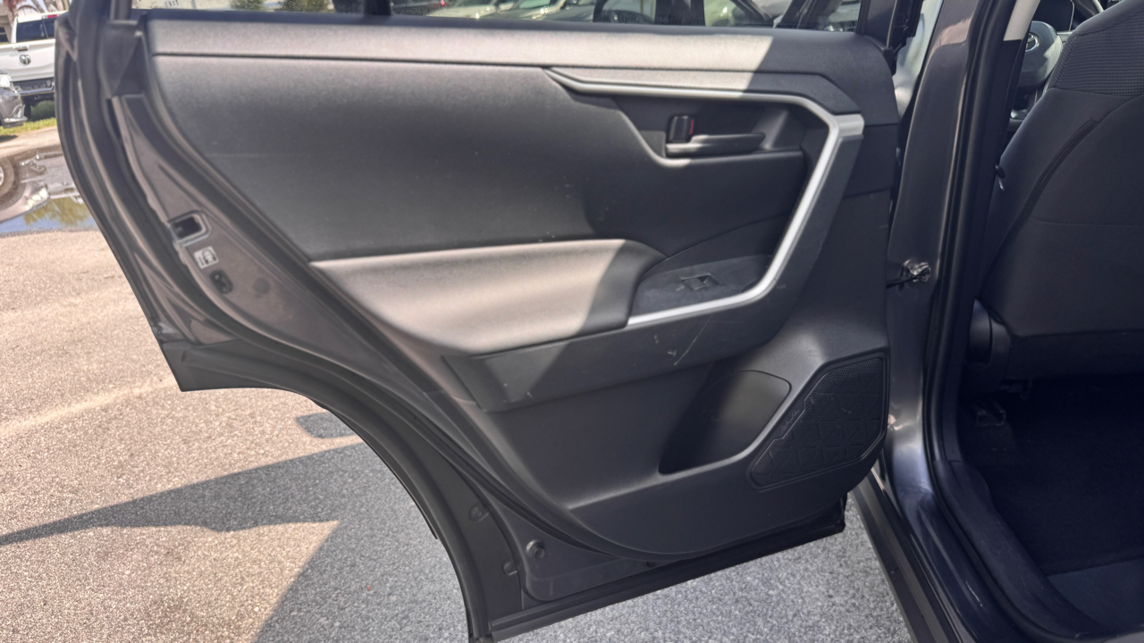 Toyota RAV4 LE FWD (Natl) 2019