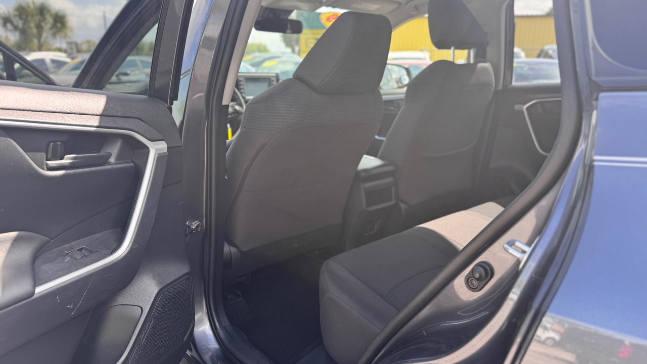 Toyota RAV4 LE FWD (Natl) 2019