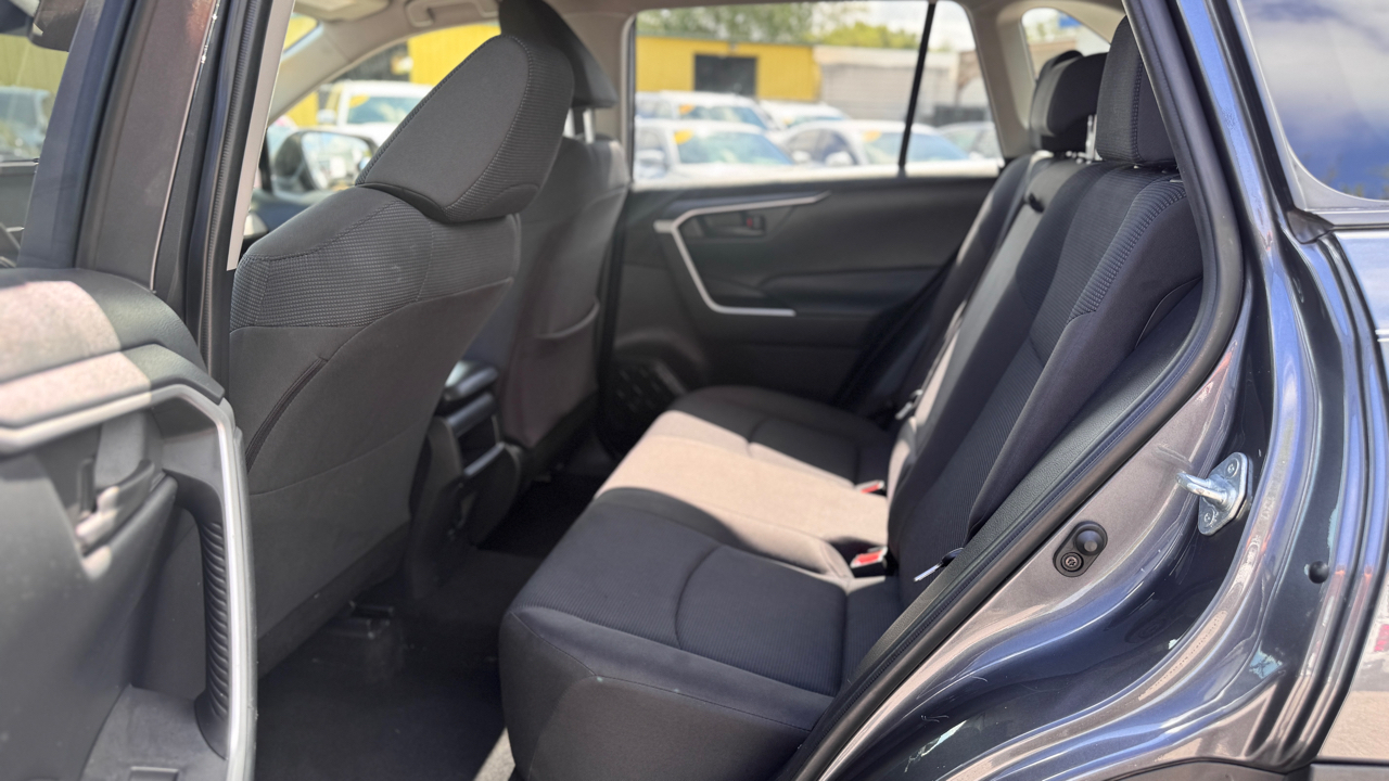 Toyota RAV4 LE FWD (Natl) 2019