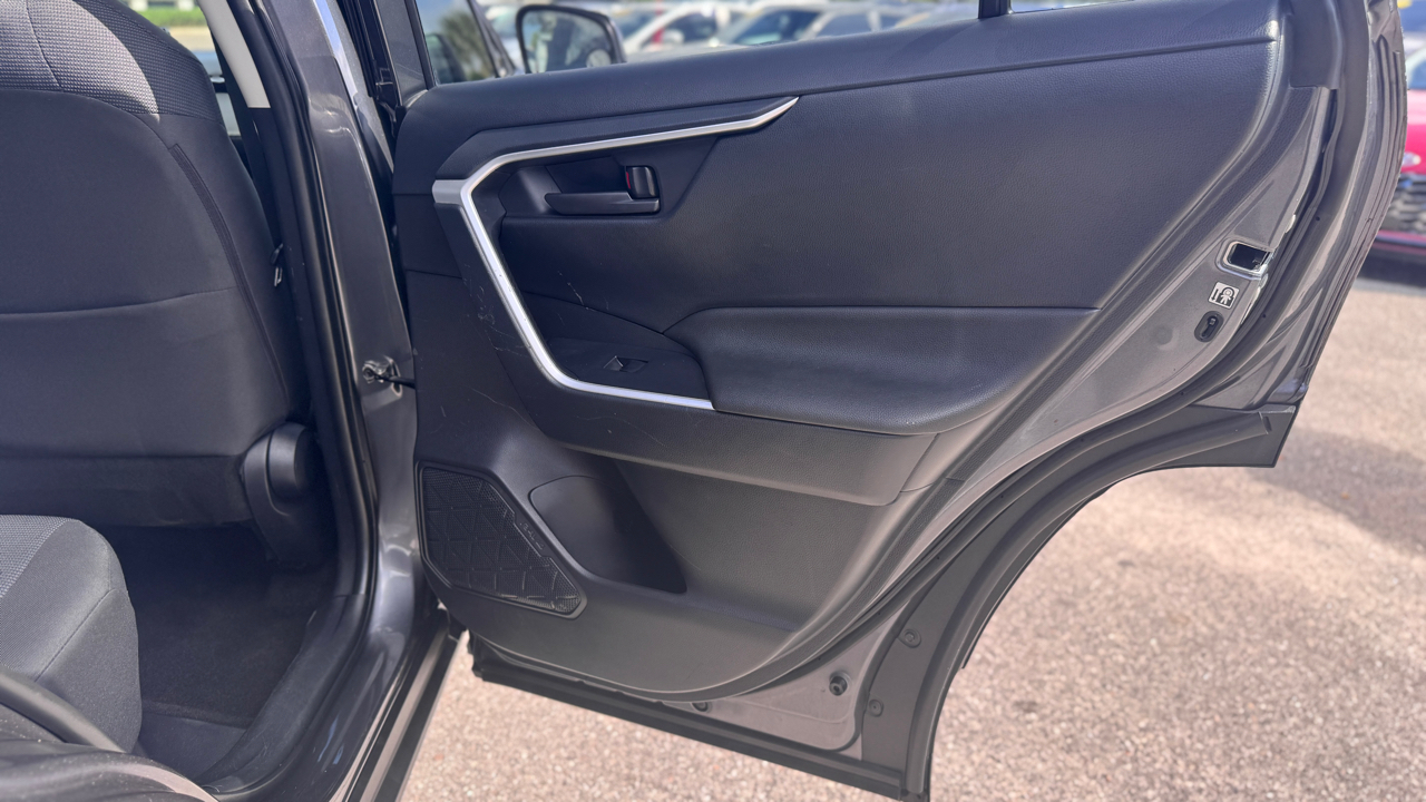 Toyota RAV4 LE FWD (Natl) 2019