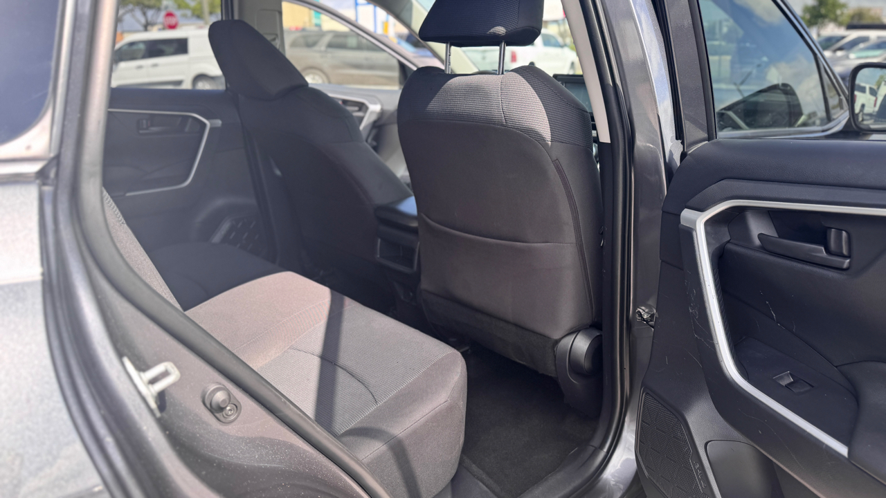 Toyota RAV4 LE FWD (Natl) 2019