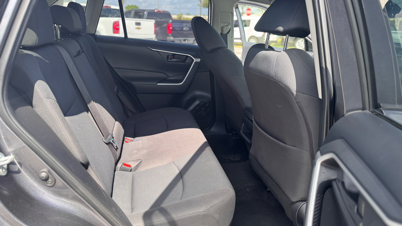 Toyota RAV4 LE FWD (Natl) 2019