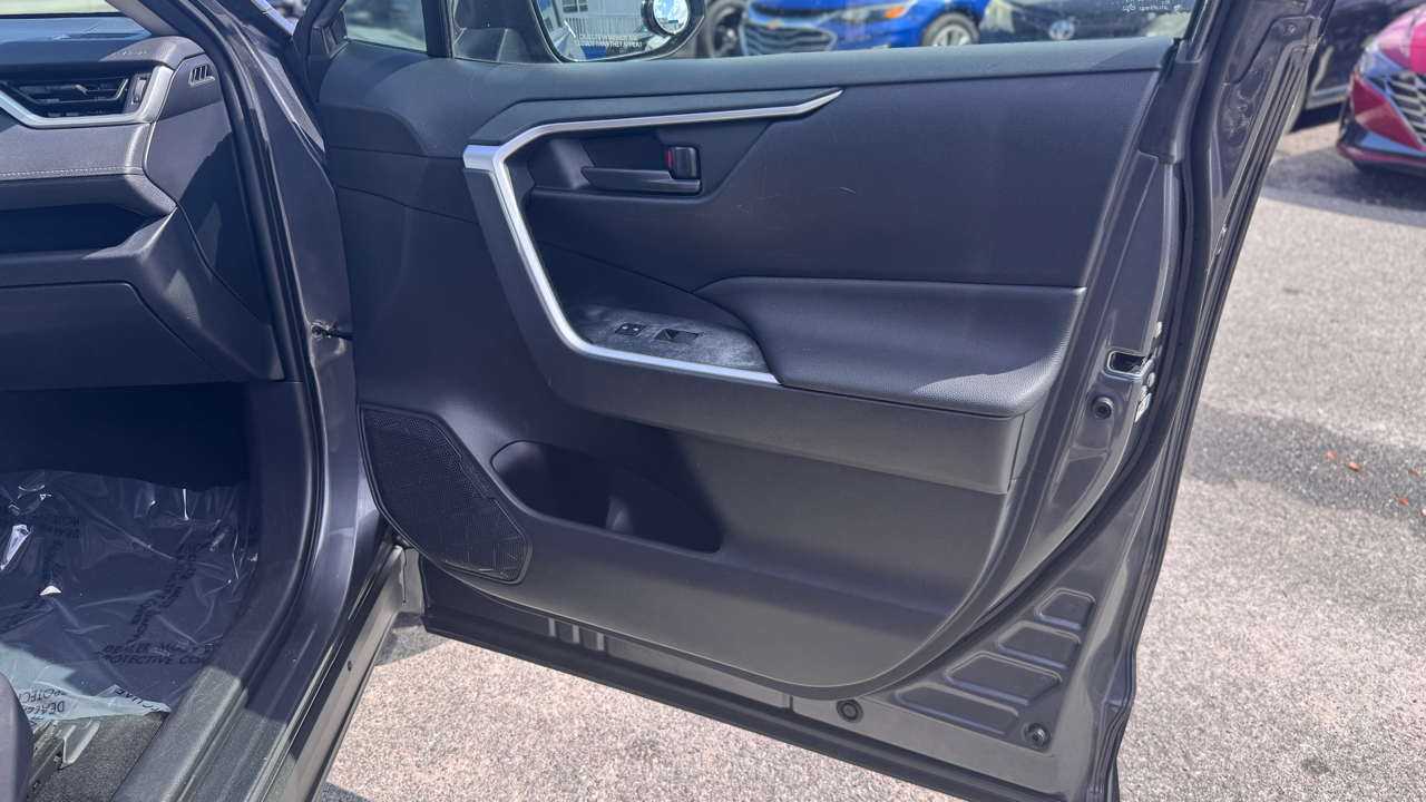 Toyota RAV4 LE FWD (Natl) 2019