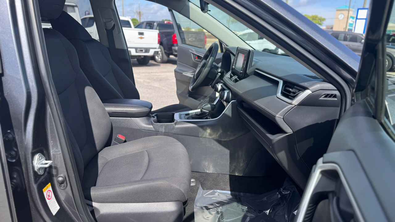 Toyota RAV4 LE FWD (Natl) 2019