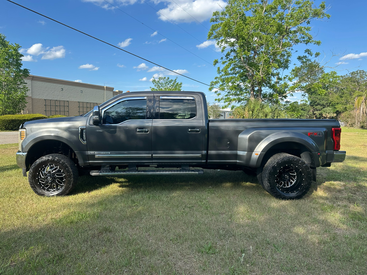 Ford Super Duty F-350 DRW Lariat 4WD Crew Cab 8' Box 2018