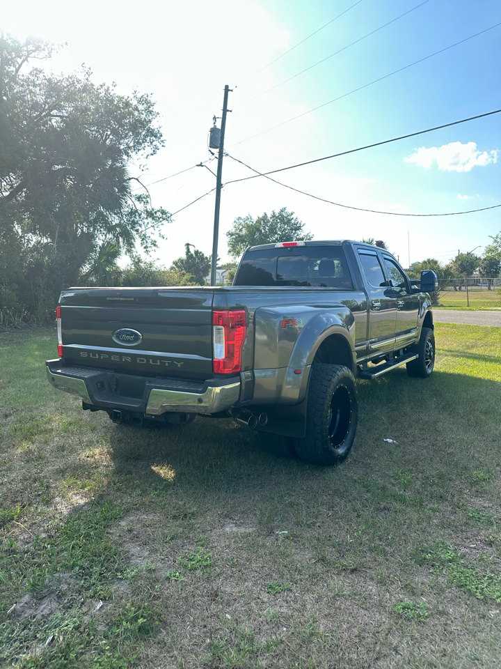 Ford Super Duty F-350 DRW Lariat 4WD Crew Cab 8' Box 2018