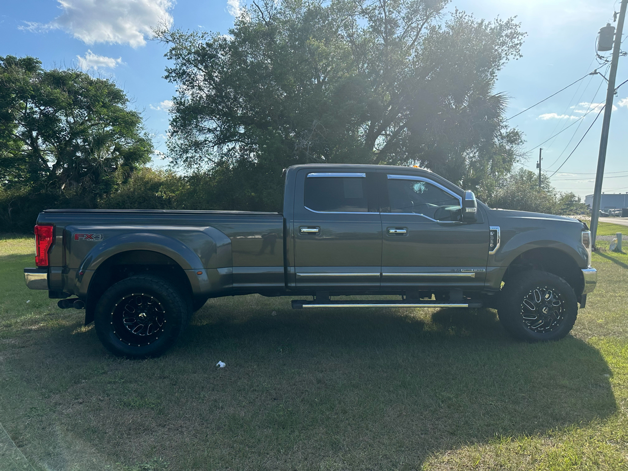 Ford Super Duty F-350 DRW Lariat 4WD Crew Cab 8' Box 2018