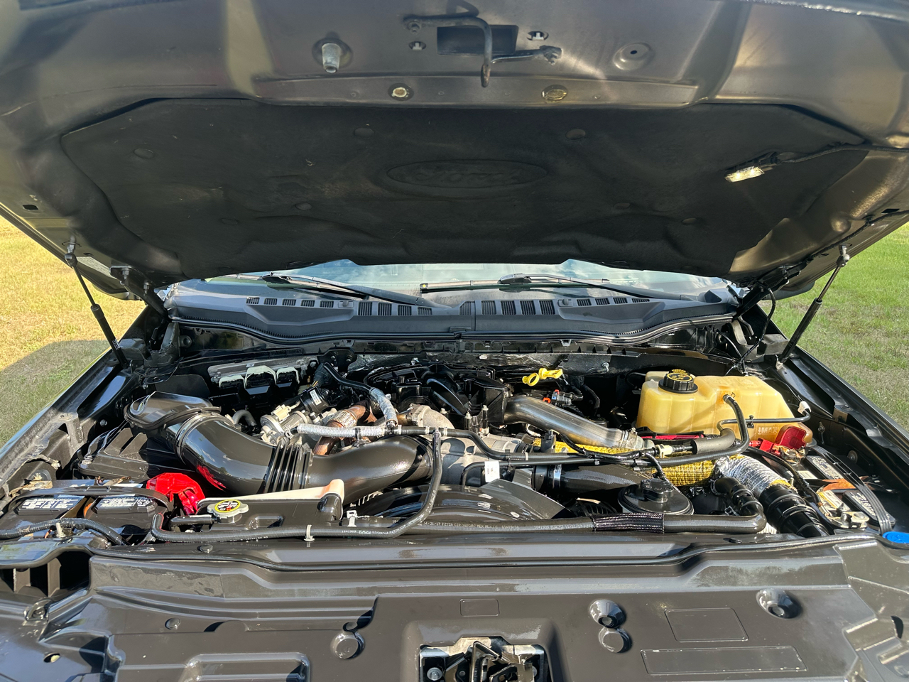 Ford Super Duty F-350 DRW Lariat 4WD Crew Cab 8' Box 2018