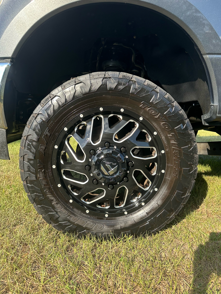 Ford Super Duty F-350 DRW Lariat 4WD Crew Cab 8' Box 2018