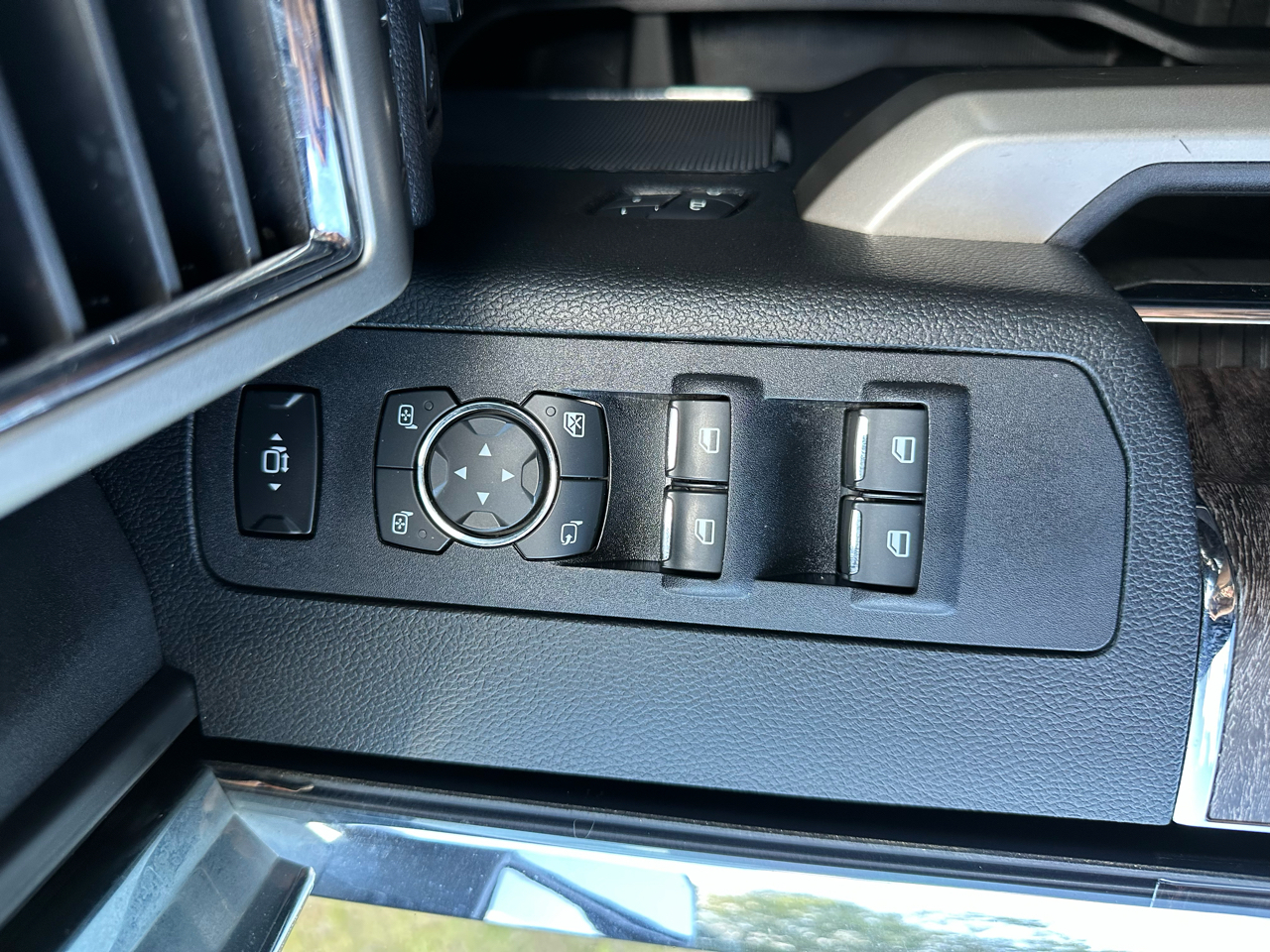Ford Super Duty F-350 DRW Lariat 4WD Crew Cab 8' Box 2018