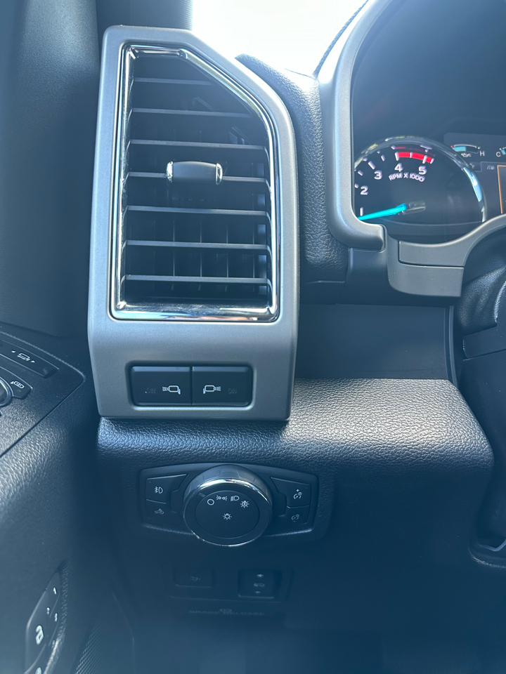 Ford Super Duty F-350 DRW Lariat 4WD Crew Cab 8' Box 2018