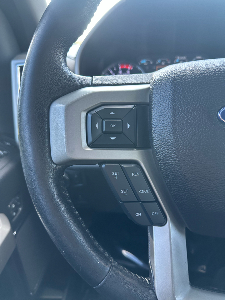 Ford Super Duty F-350 DRW Lariat 4WD Crew Cab 8' Box 2018