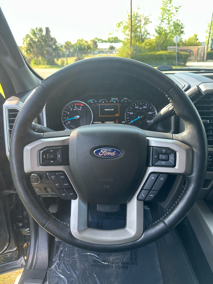 Ford Super Duty F-350 DRW Lariat 4WD Crew Cab 8' Box 2018
