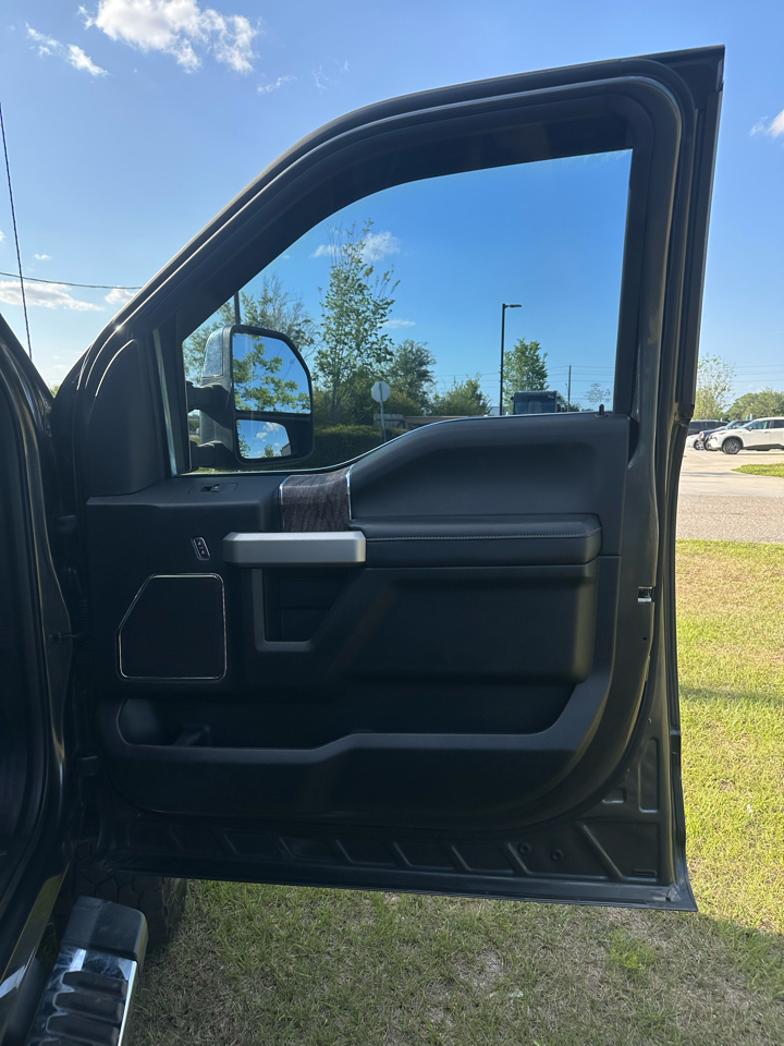 Ford Super Duty F-350 DRW Lariat 4WD Crew Cab 8' Box 2018