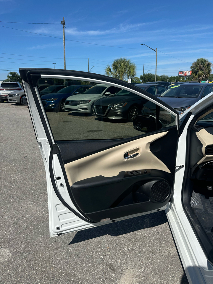 Toyota Prius LE AWD-e (Natl) 2021