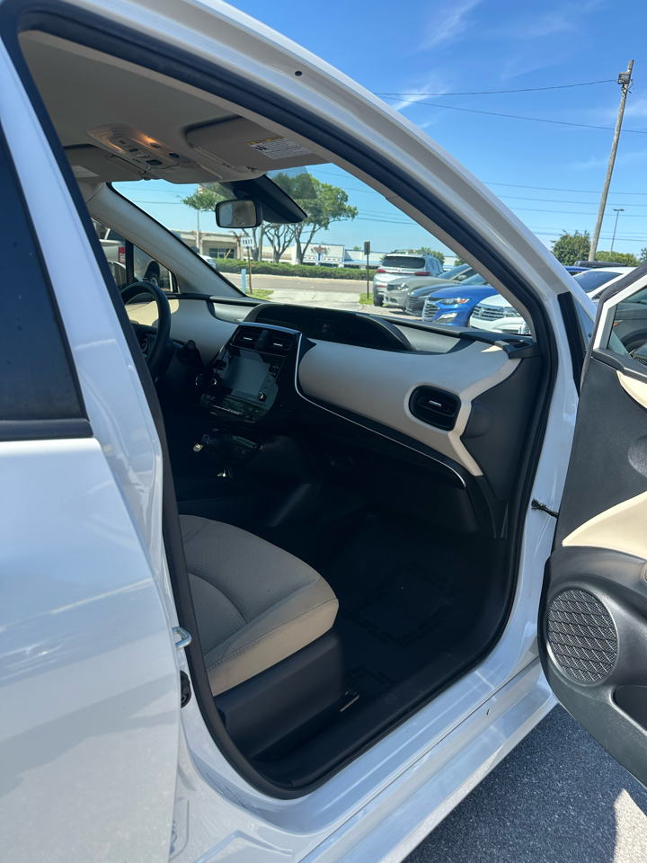 Toyota Prius LE AWD-e (Natl) 2021