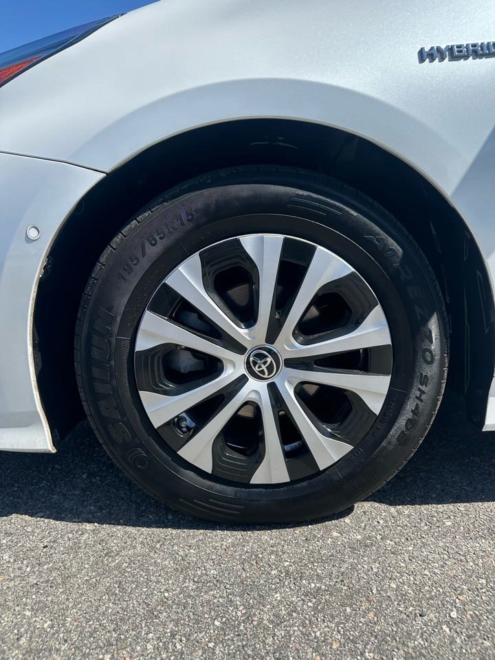 Toyota Prius LE AWD-e (Natl) 2021