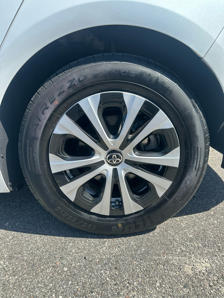 Toyota Prius LE AWD-e (Natl) 2021