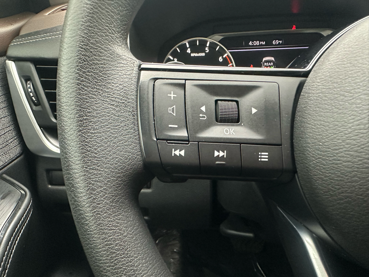 Nissan Rogue FWD SV *Ltd Avail* 2023