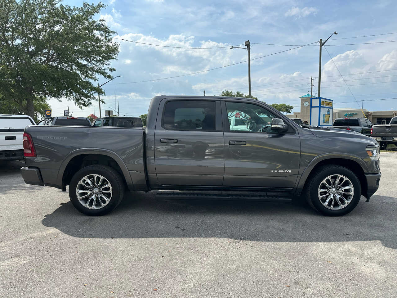 RAM 1500 Laramie 4x2 Crew Cab 5'7" Box 2021