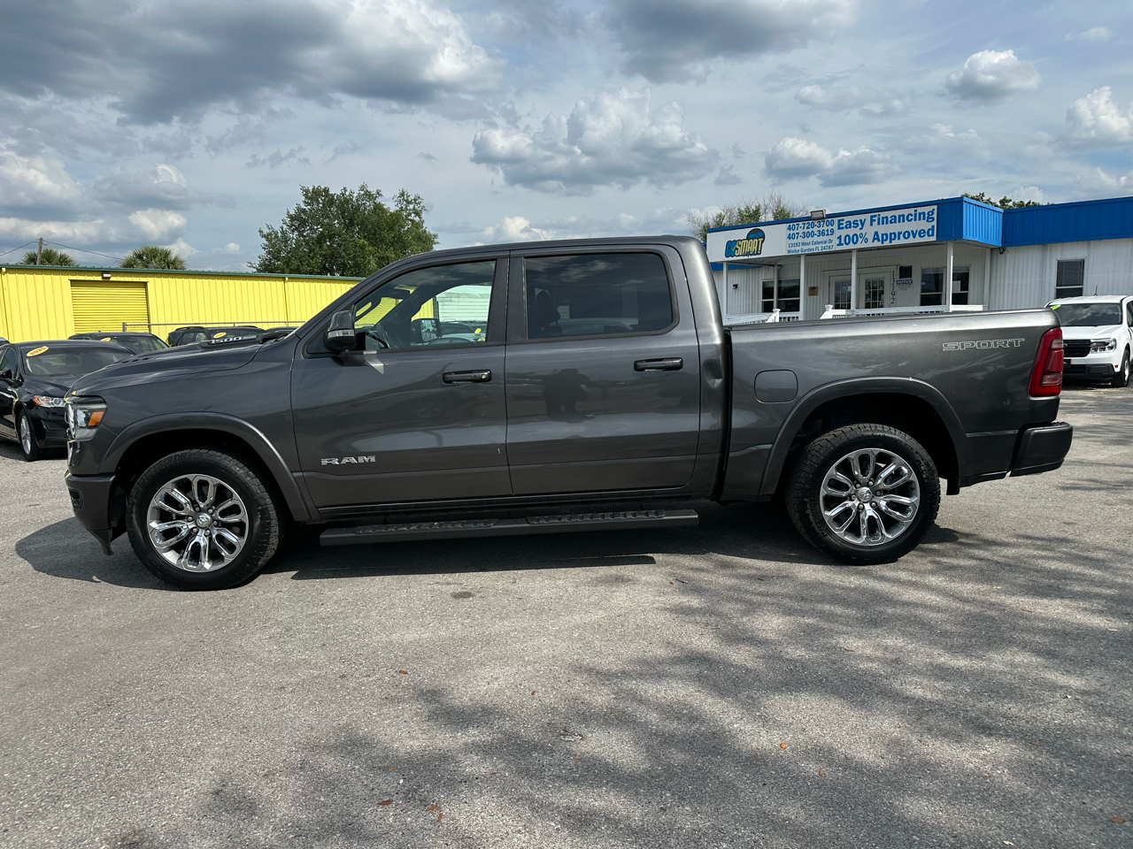 RAM 1500 Laramie 4x2 Crew Cab 5'7" Box 2021