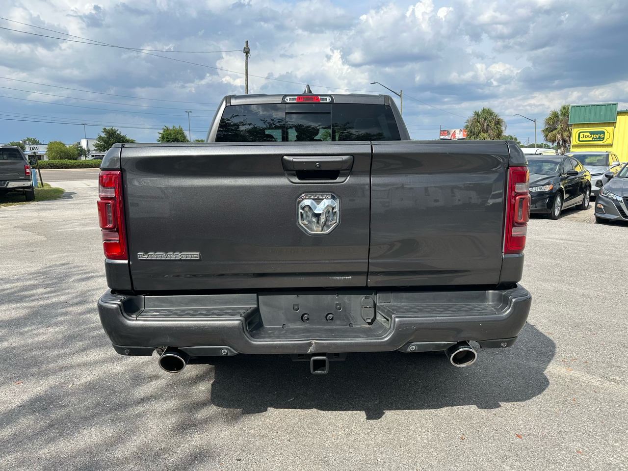 RAM 1500 Laramie 4x2 Crew Cab 5'7" Box 2021