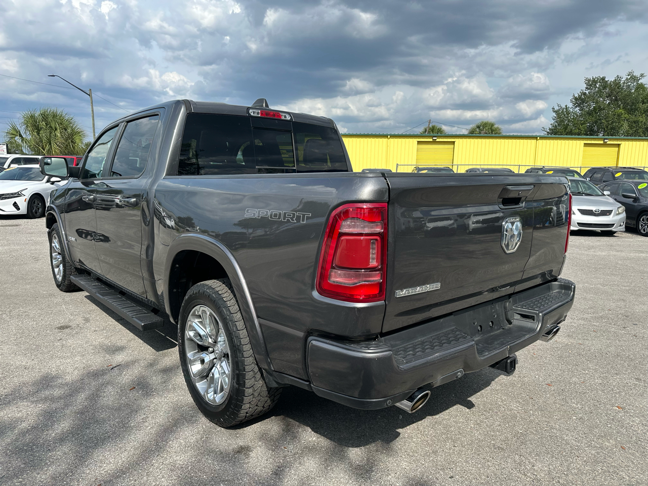 RAM 1500 Laramie 4x2 Crew Cab 5'7" Box 2021