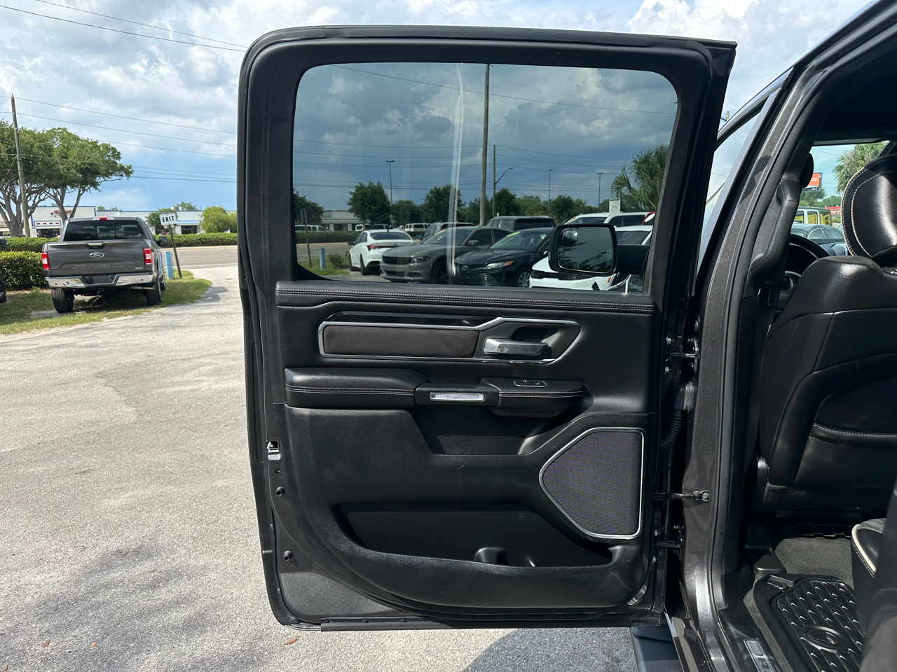 RAM 1500 Laramie 4x2 Crew Cab 5'7" Box 2021