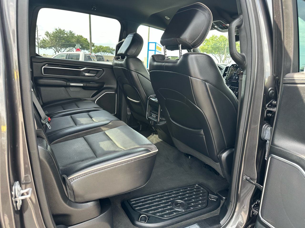 RAM 1500 Laramie 4x2 Crew Cab 5'7" Box 2021