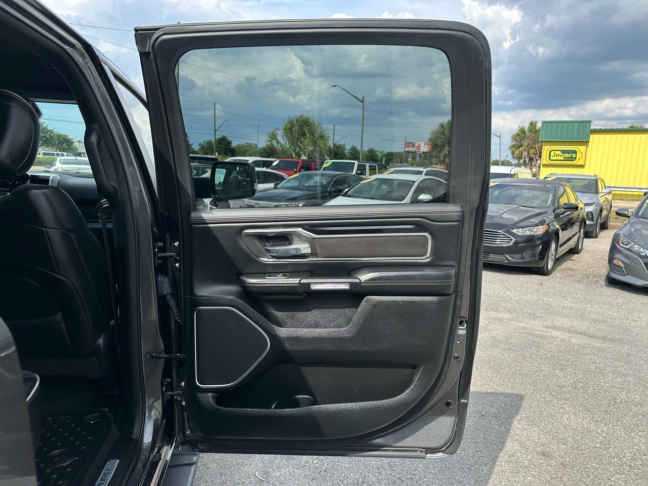 RAM 1500 Laramie 4x2 Crew Cab 5'7" Box 2021