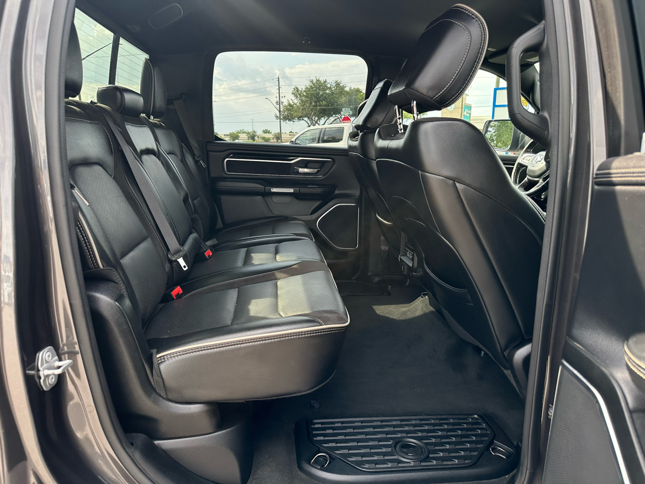 RAM 1500 Laramie 4x2 Crew Cab 5'7" Box 2021