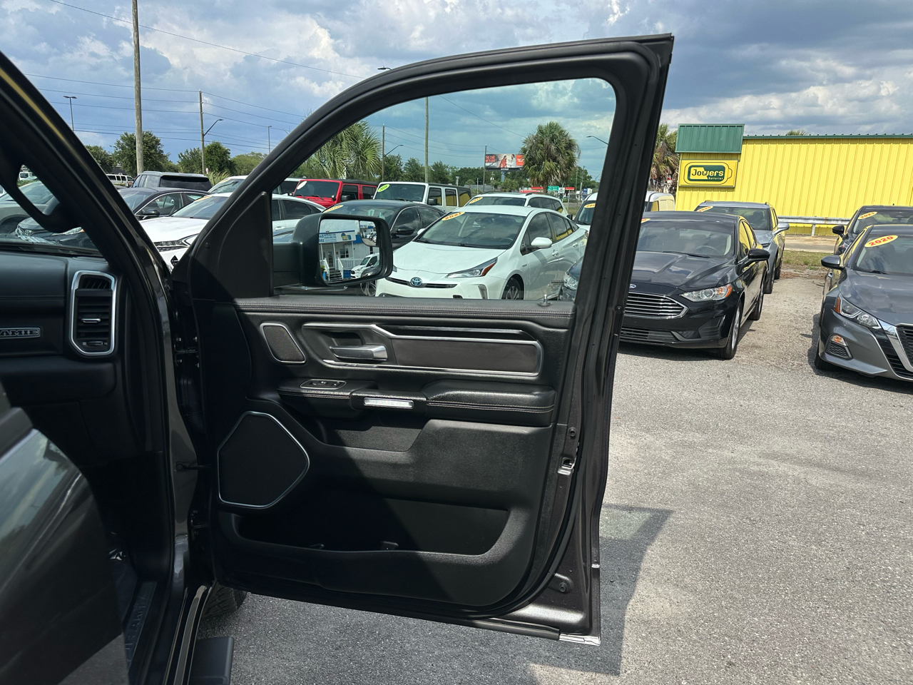 RAM 1500 Laramie 4x2 Crew Cab 5'7" Box 2021