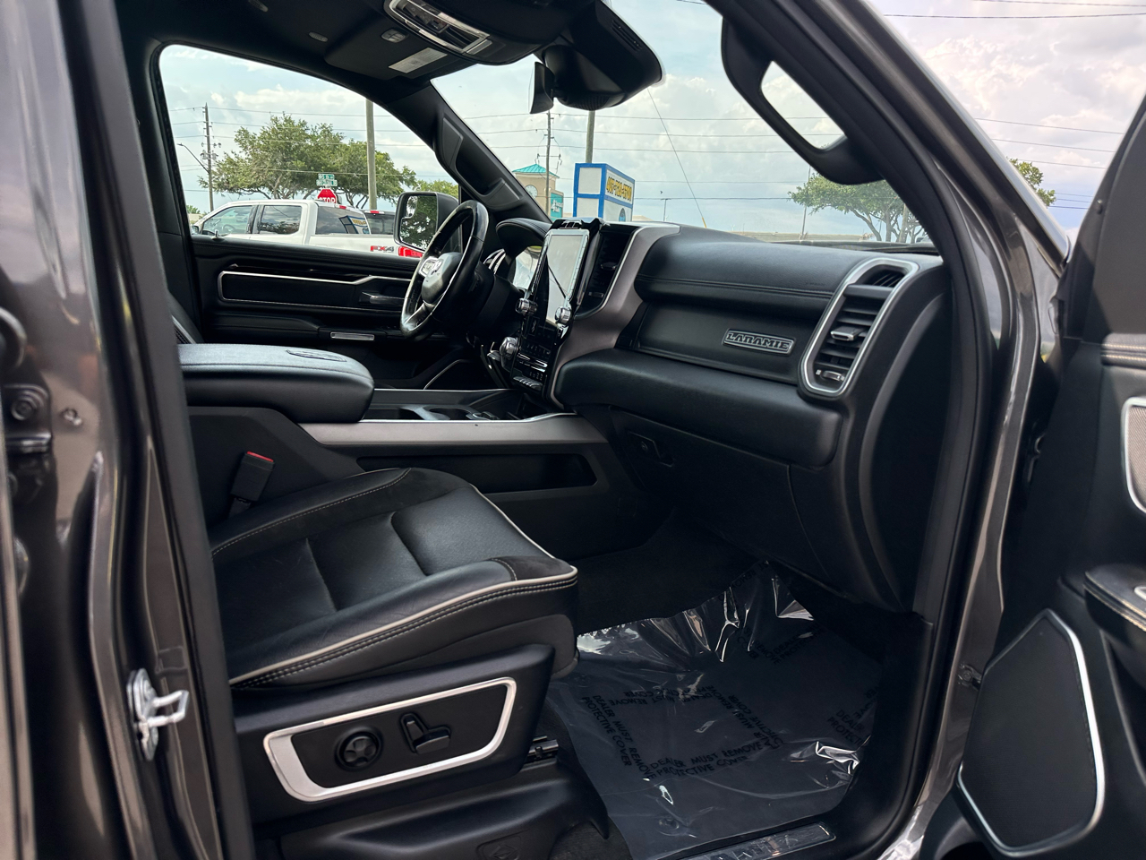 RAM 1500 Laramie 4x2 Crew Cab 5'7" Box 2021