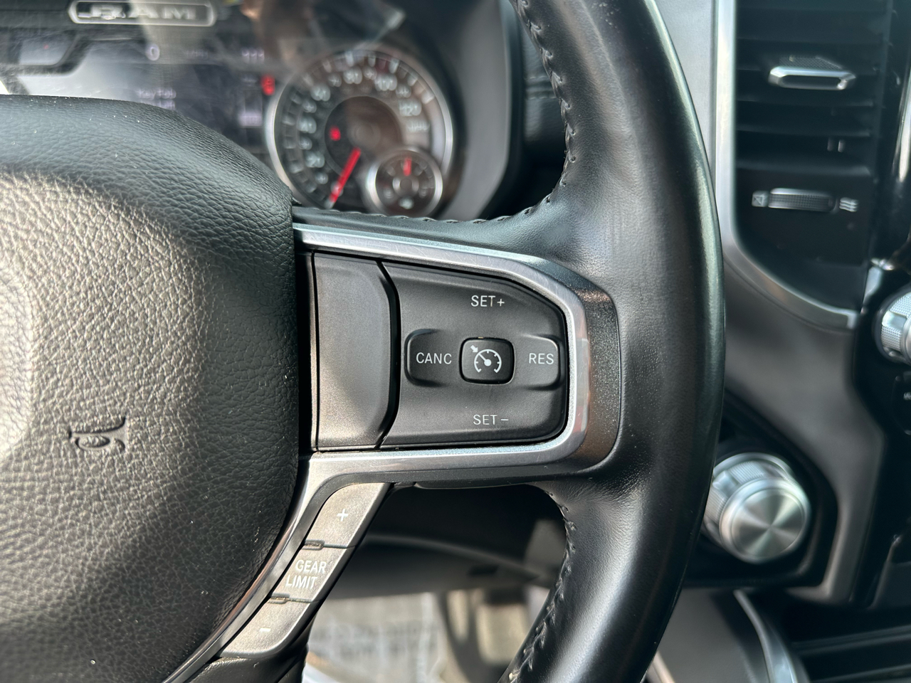 RAM 1500 Laramie 4x2 Crew Cab 5'7" Box 2021