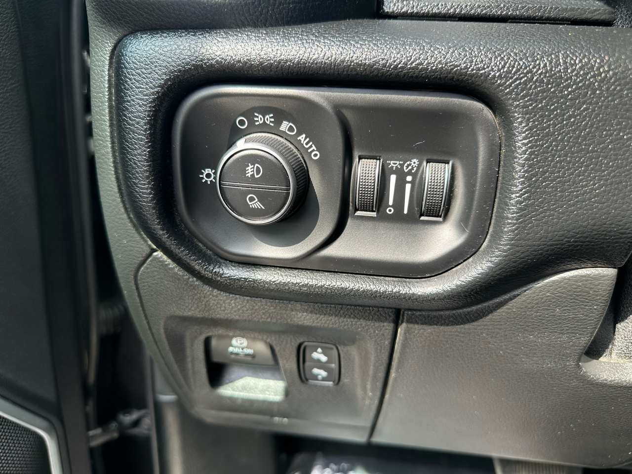 RAM 1500 Laramie 4x2 Crew Cab 5'7" Box 2021