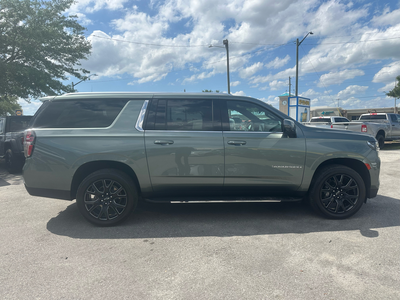 Chevrolet Suburban 2WD 4dr LT 2023