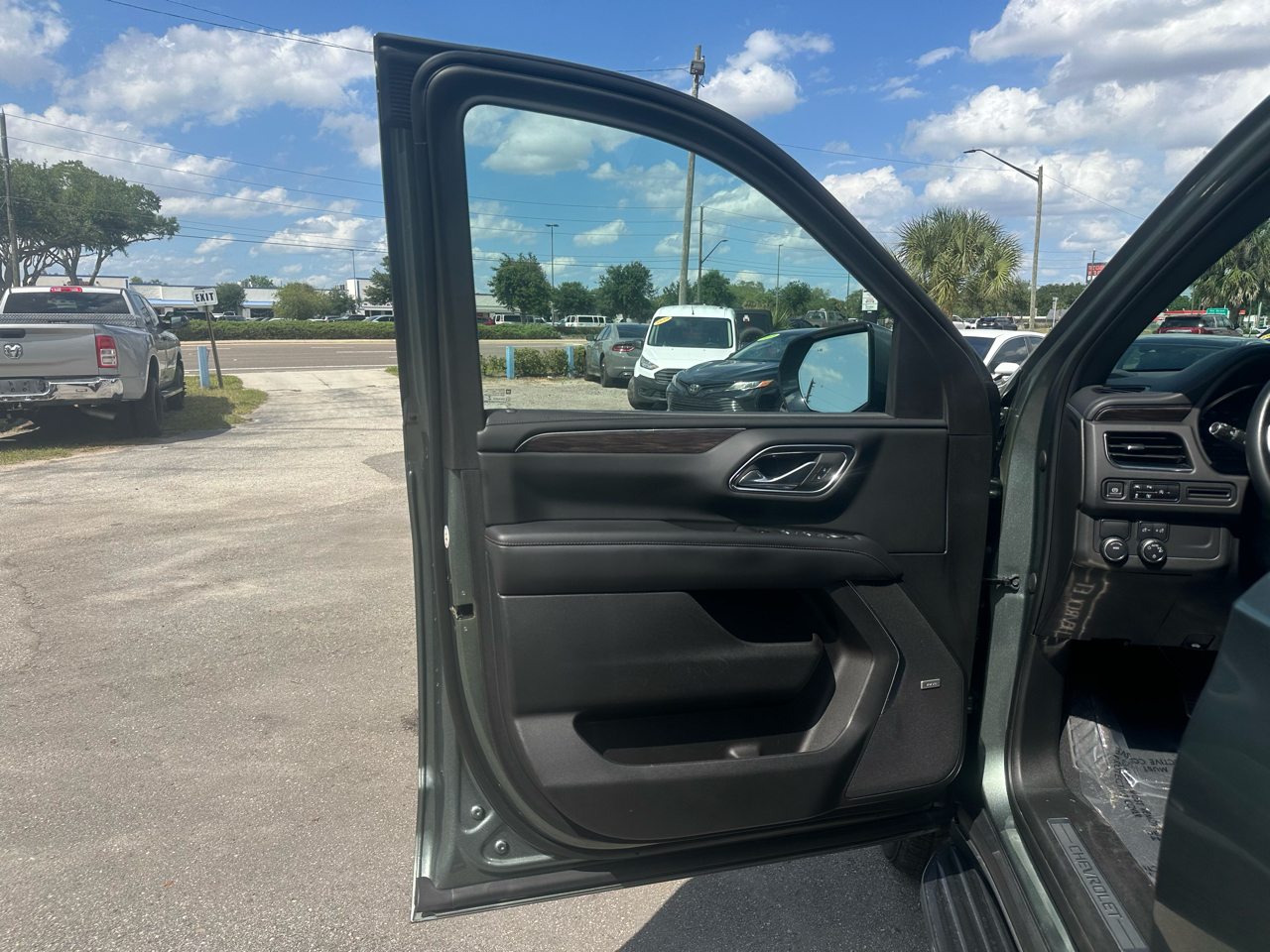 Chevrolet Suburban 2WD 4dr LT 2023