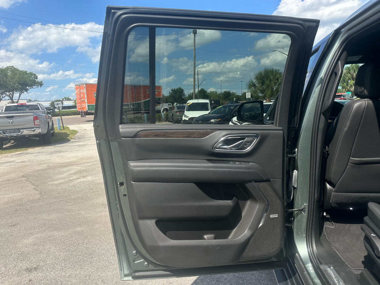 Chevrolet Suburban 2WD 4dr LT 2023