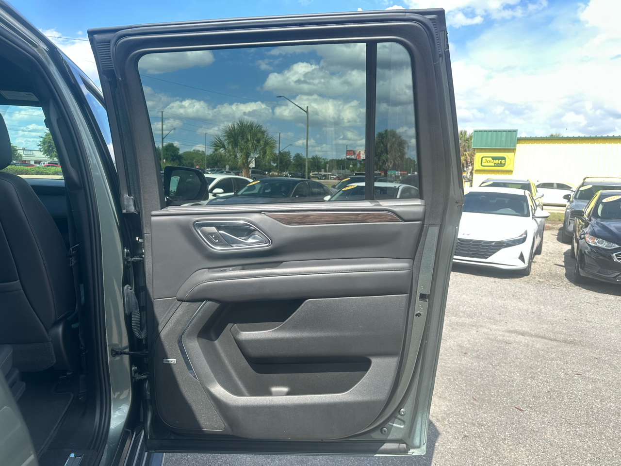 Chevrolet Suburban 2WD 4dr LT 2023