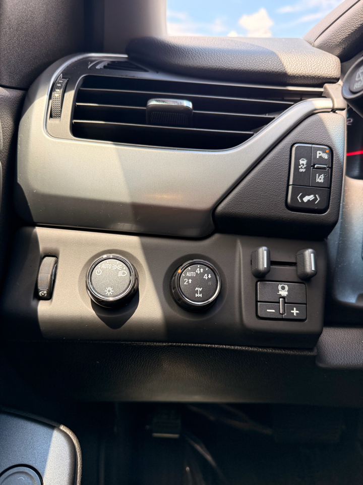 Chevrolet Suburban 4WD 4dr LT 2015